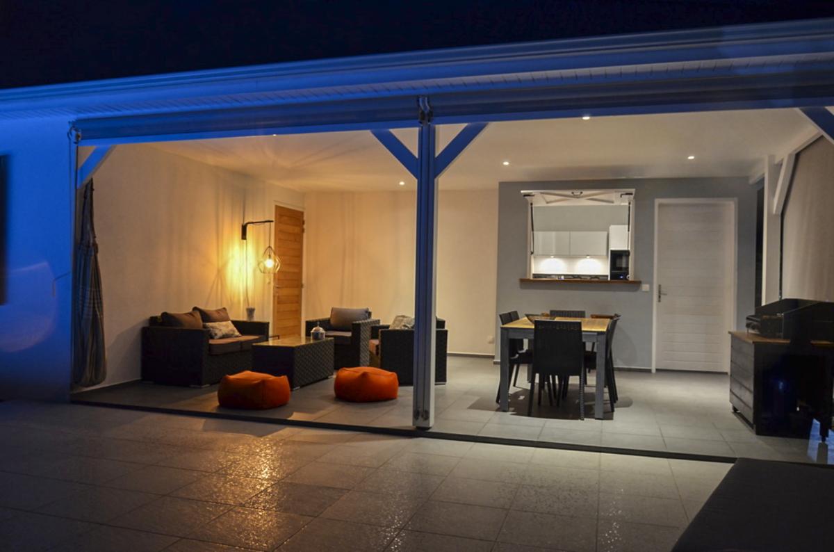 Location villa piscine Deshaies Guadeloupe_terrasse nuit