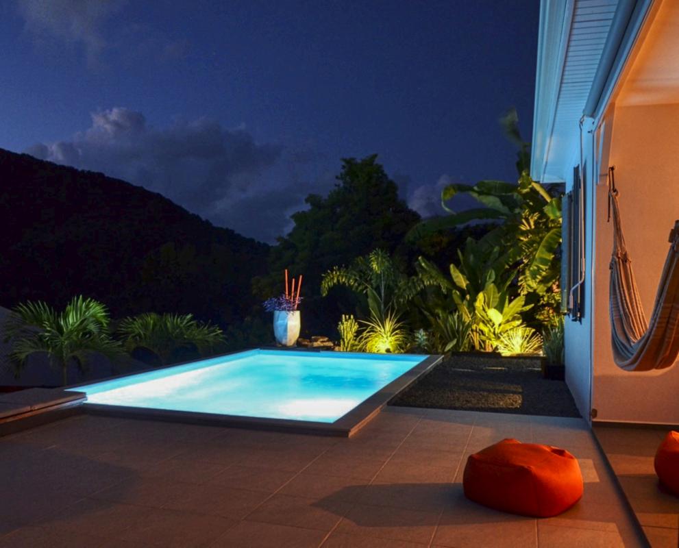 Location villa piscine Deshaies Guadeloupe_terrasse nuit
