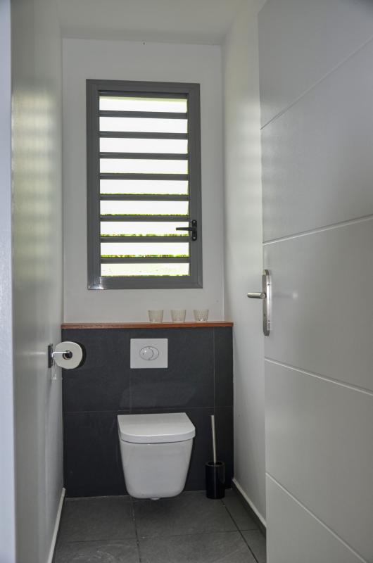Location villa piscine Deshaies Guadeloupe_toilettes