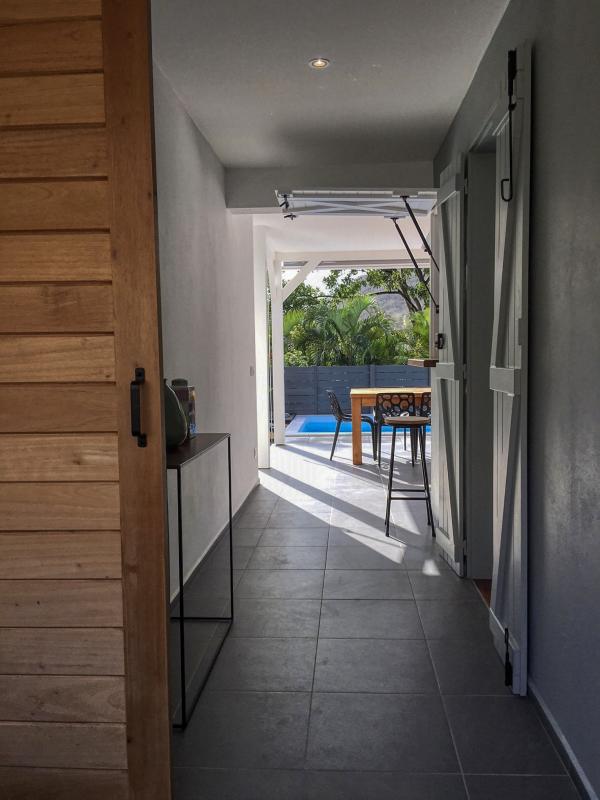Location villa piscine Deshaies Guadeloupe_couloir entree