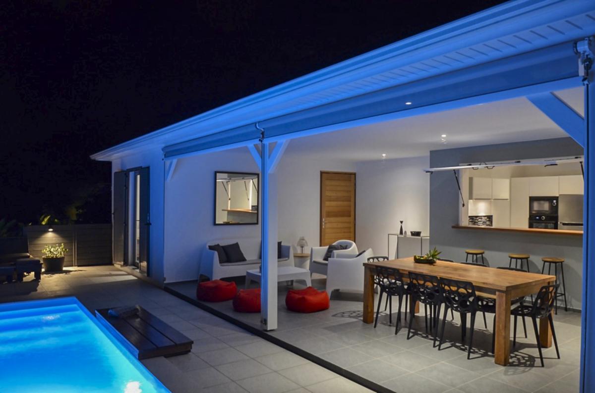 Location villa piscine Deshaies Guadeloupe_terrasse nuit