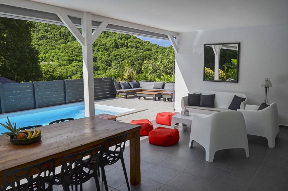 Location villa piscine Deshaies Guadeloupe_terrasse