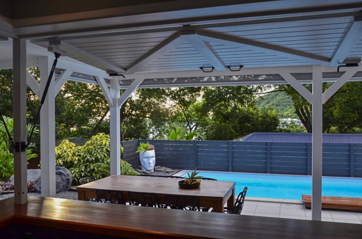 Location villa piscine Deshaies Guadeloupe_terrasse