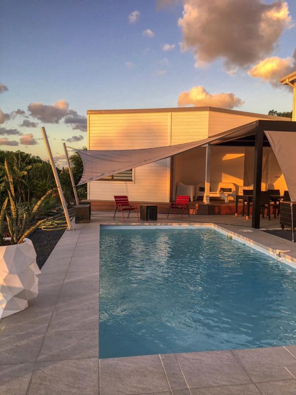 Location villa piscine Deshaies Guadeloupe_piscine couche de soleil