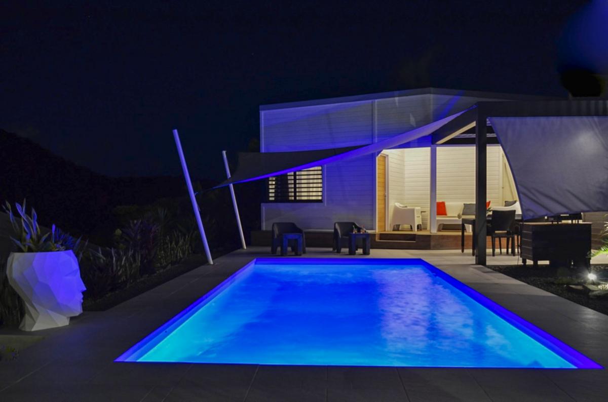 Location villa piscine Deshaies Guadeloupe_piscine nuit