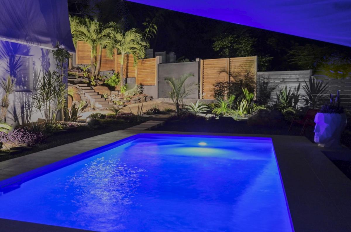 Location villa piscine Deshaies Guadeloupe_piscine nuit