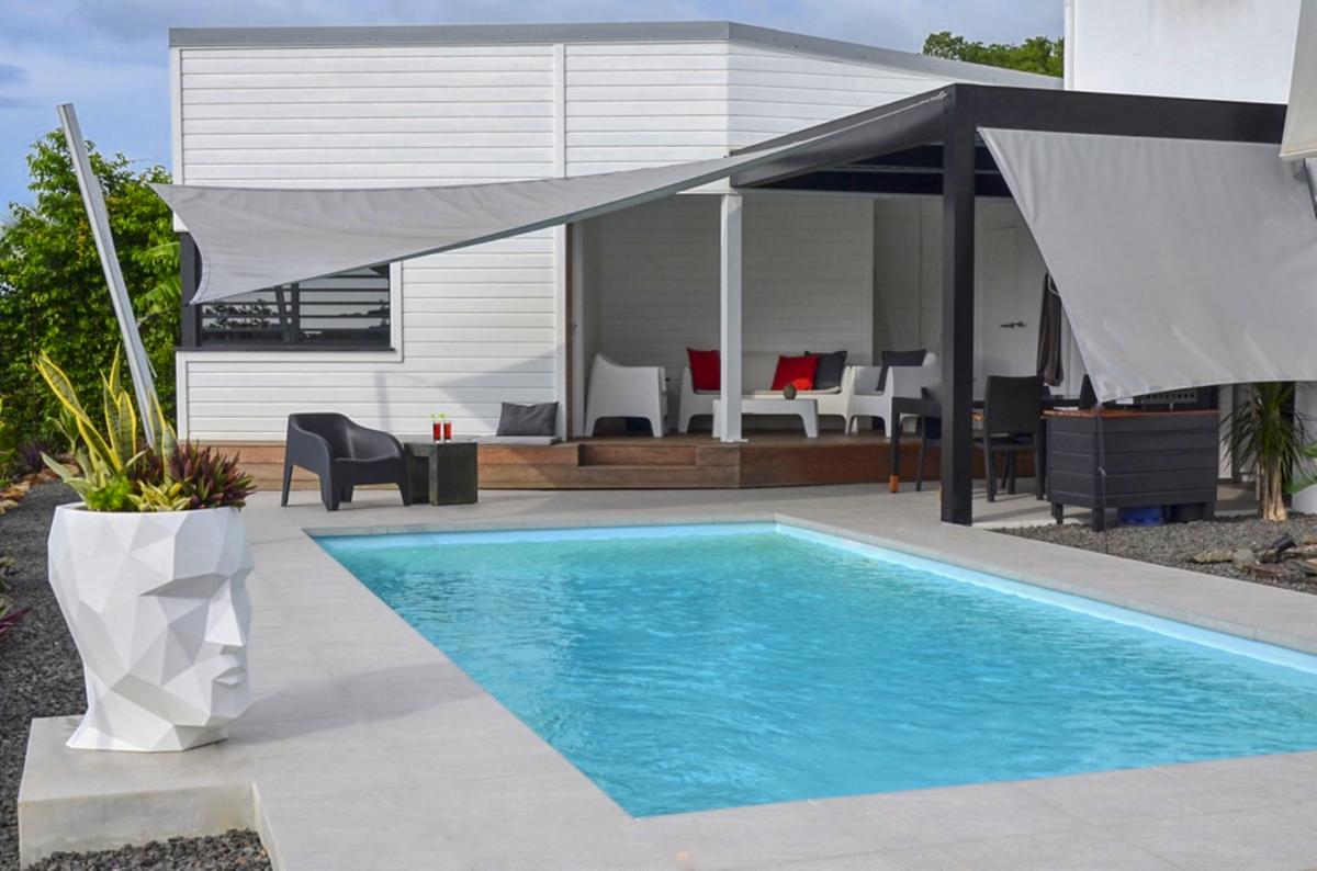 Location villa piscine Deshaies Guadeloupe_piscine