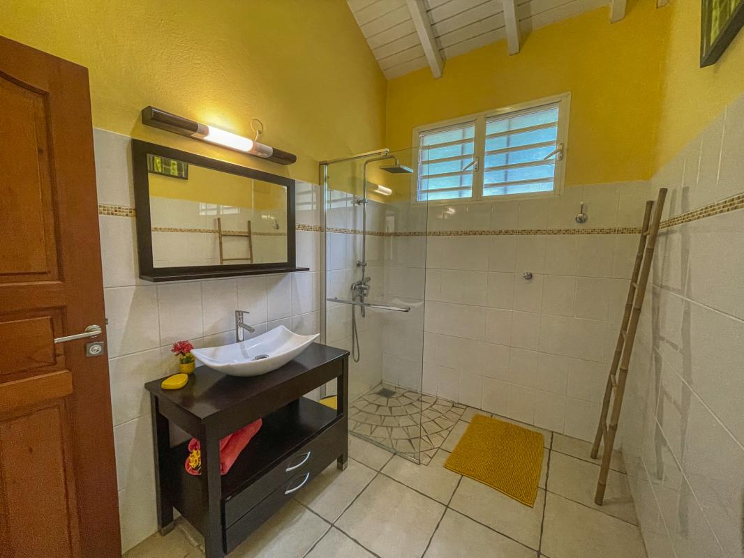 Villa avec piscine à Deshaies en Guadeloupe - Salle de douche