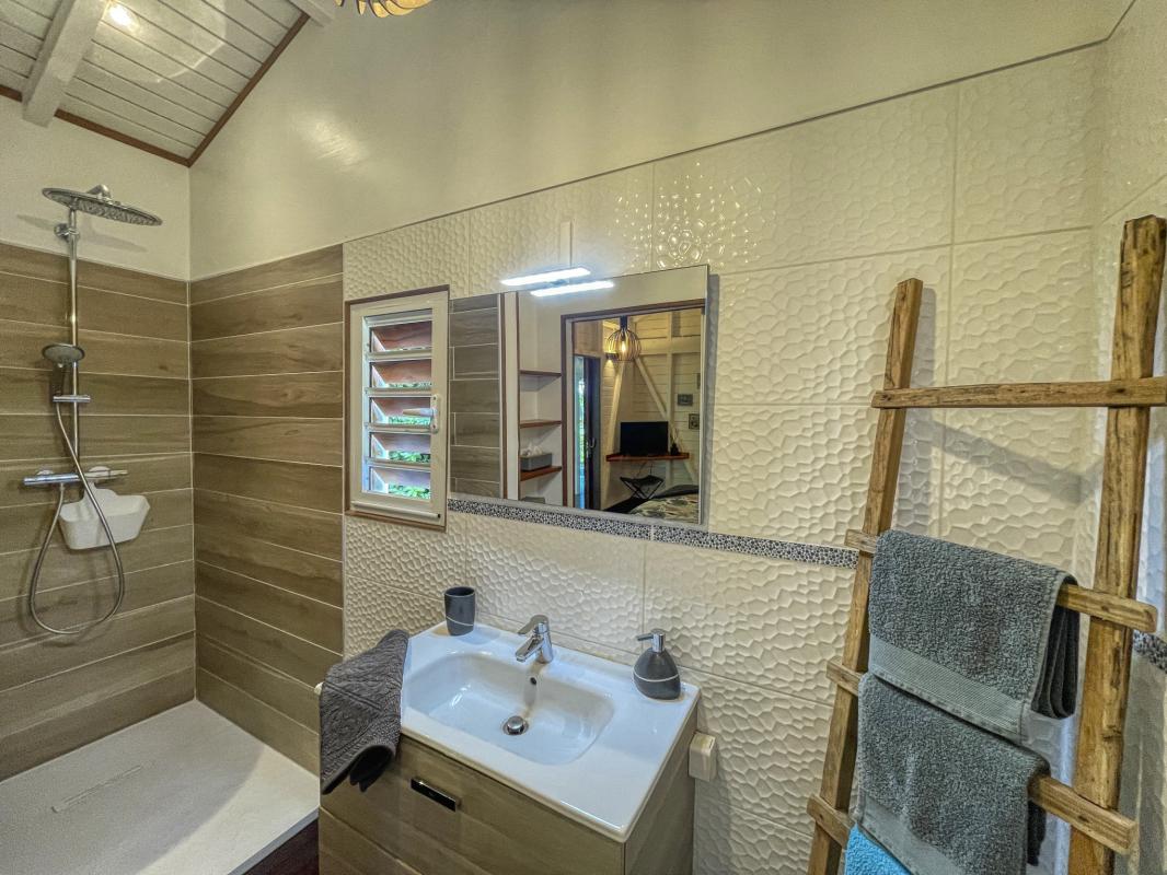 A louer Bungalow 1 chambre Deshaies Guadeloupe_ Salle de bain 