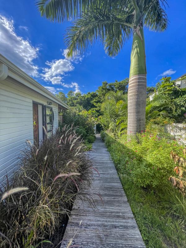 A louer villa 8 personnes Deshaies Guadeloupe_ Allée 