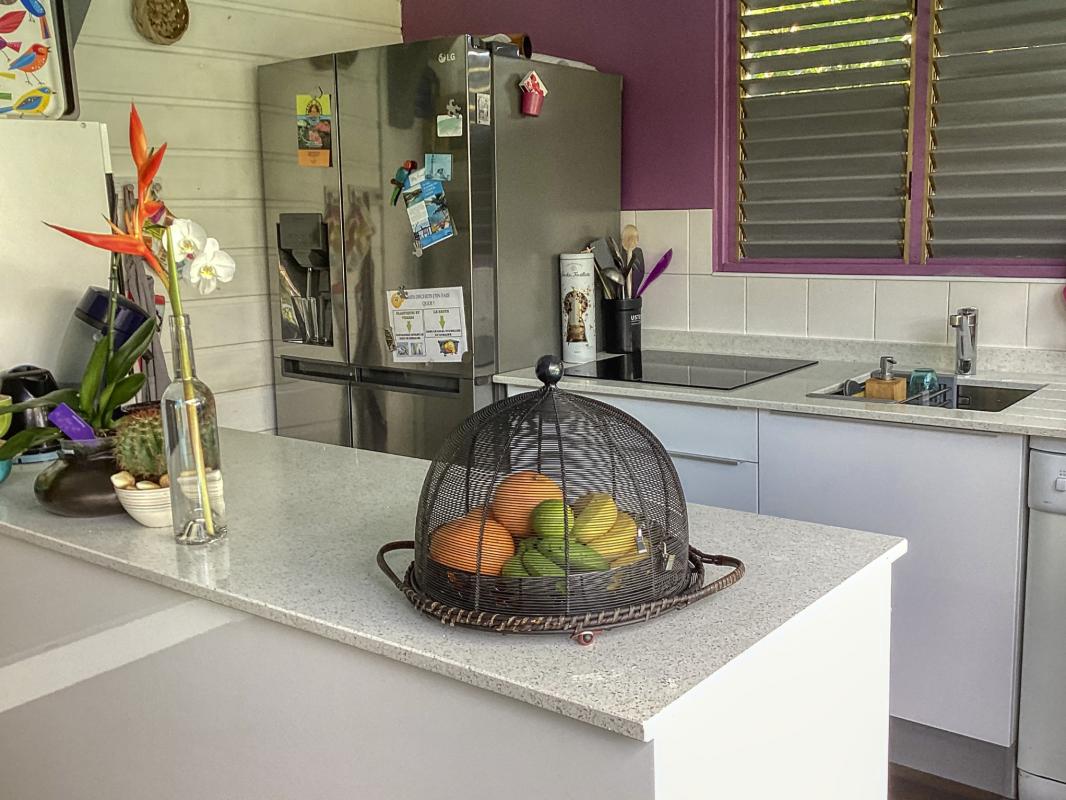 Location villa Desahies Guadeloupe piscine et vue mer-cuisine