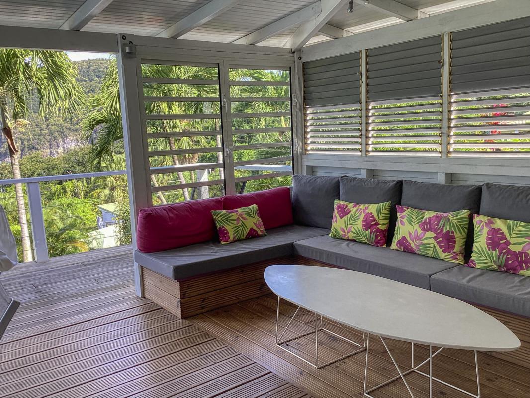 Location villa Desahies Guadeloupe piscine et vue mer-salon