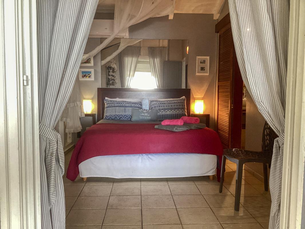 Location Villa Deshaies Guadeloupe piscine vue mer - chambre 1