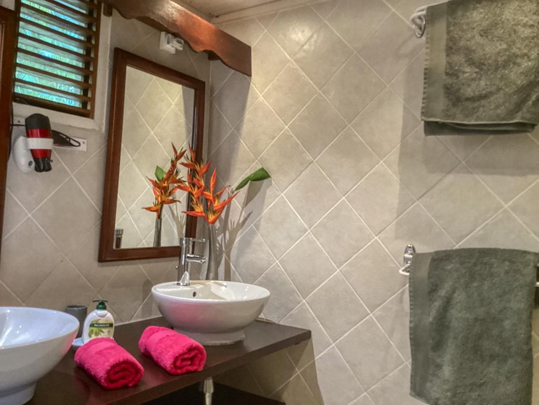 Location Villa Deshaies Guadeloupe piscine vue mer - chambre 1