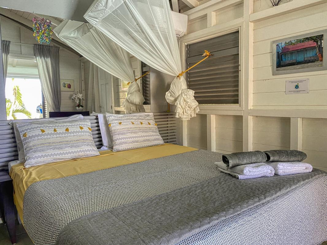 Location Villa Deshaies Guadeloupe piscine vue mer - chambre 2