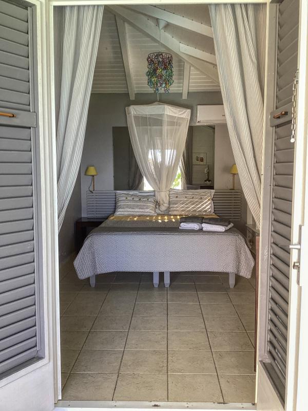 Location Villa Deshaies Guadeloupe piscine vue mer - chambre 2
