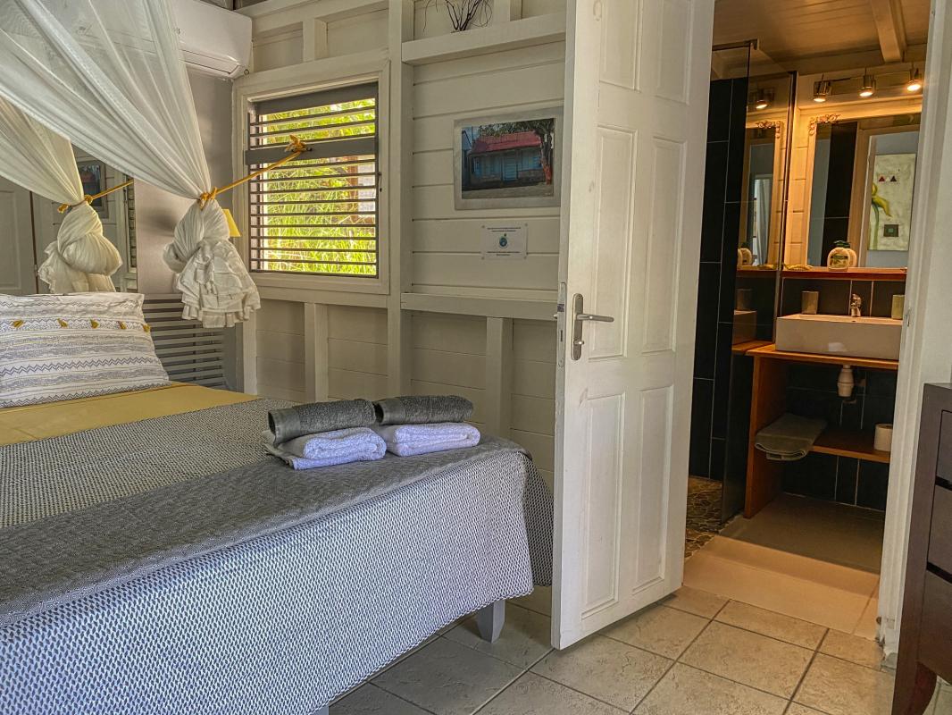 Location Villa Deshaies Guadeloupe piscine vue mer - chambre 2