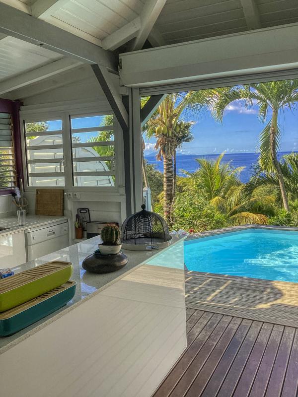Location Villa Deshaies Guadeloupe piscine vue mer - cuisine piscine