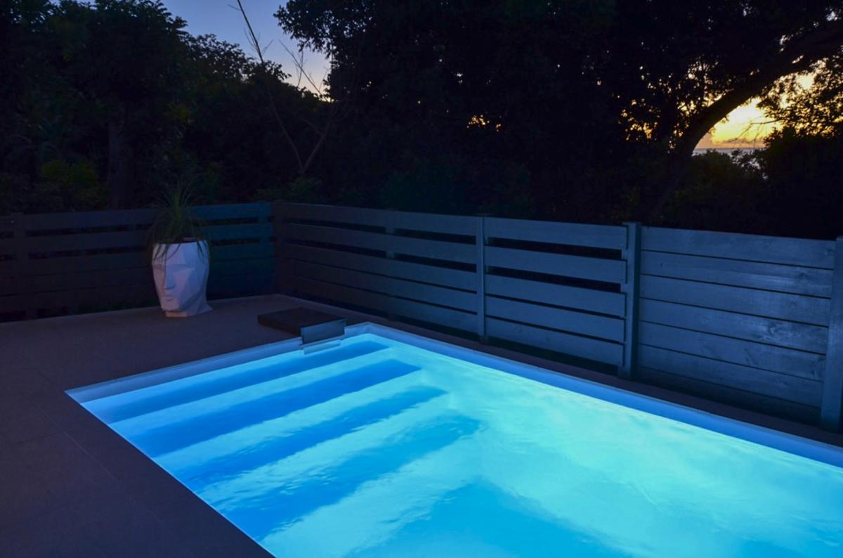 Location villa piscine Deshaies Guadeloupe_piscine nuit