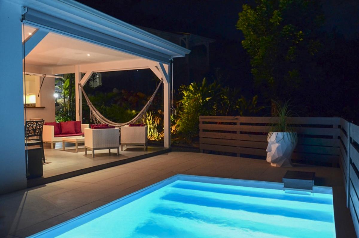 Location villa piscine Deshaies Guadeloupe_piscine nuit