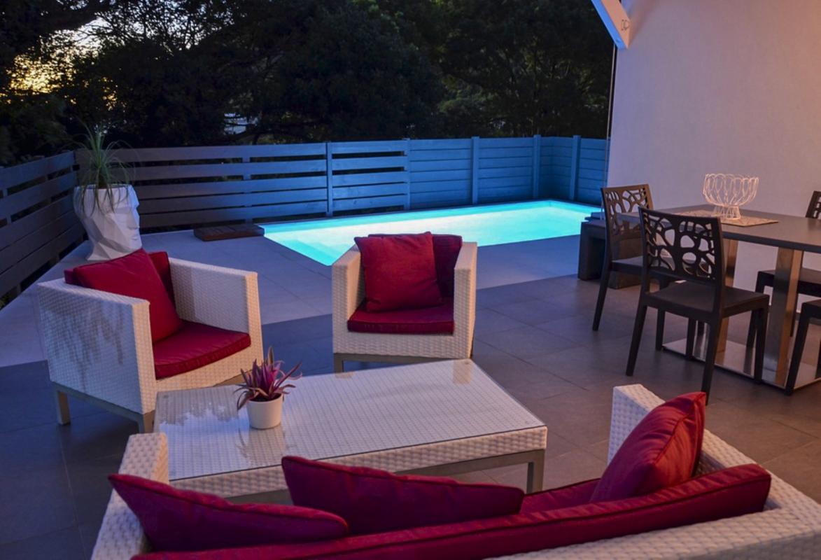 Location villa piscine Deshaies Guadeloupe_terrasse nuit