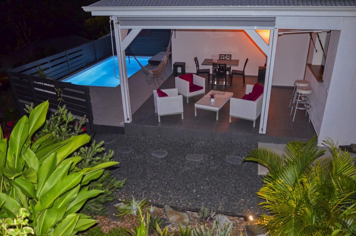 Location villa piscine Deshaies Guadeloupe_vue d'ensemble nuit