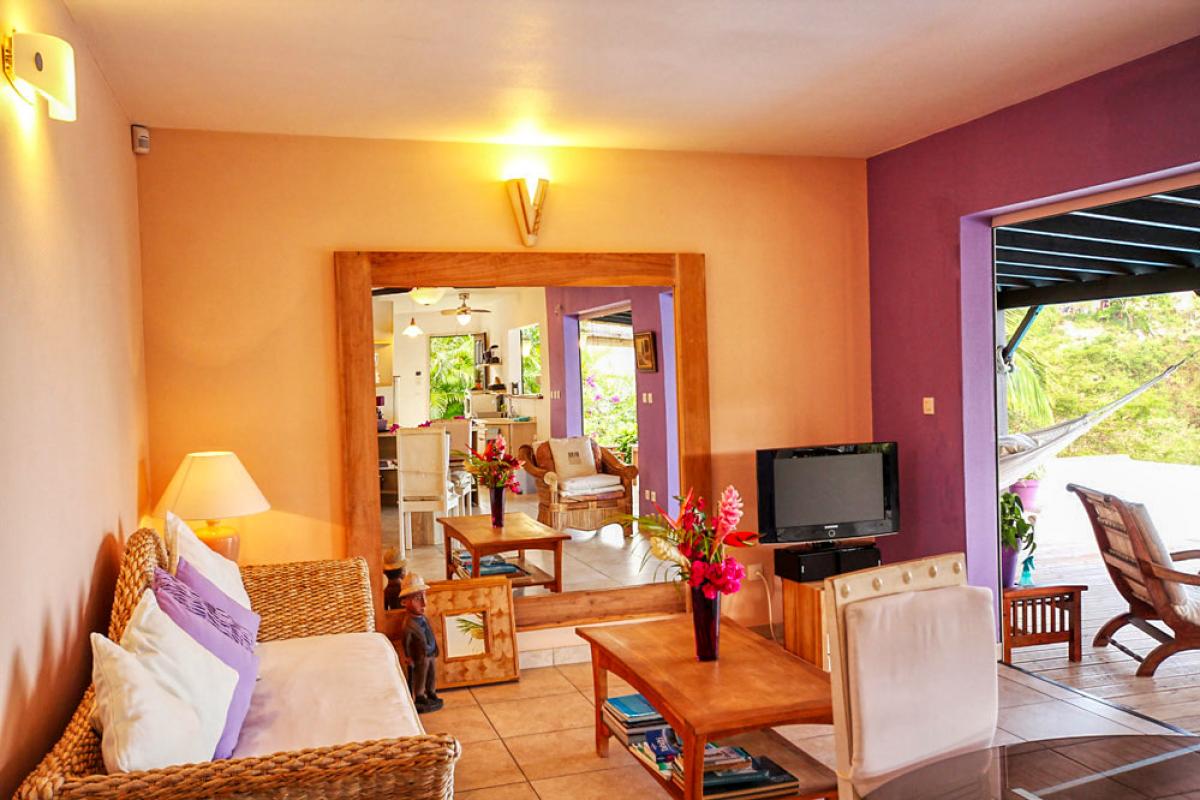 Rental villa with swimming pool and sea view - the sitting room