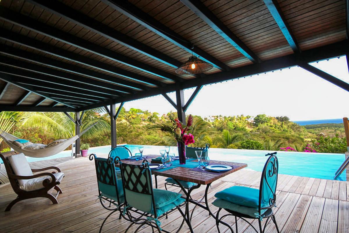 Rental villa with swimming pool and sea view - the terrace