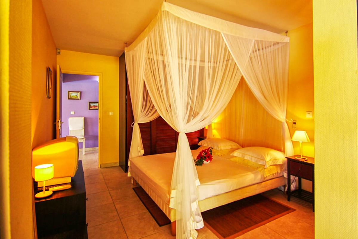 Rental villa with swimming pool and sea view - the master bedroom