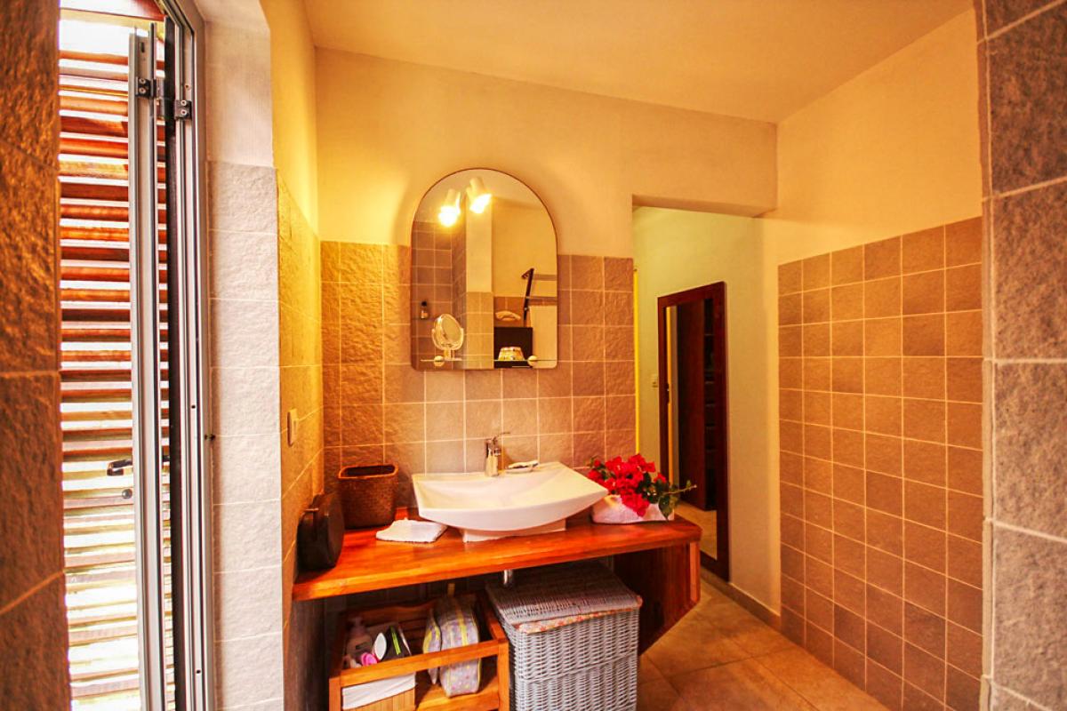 Rental villa with swimming pool and sea view - bathroom of the master bedroom