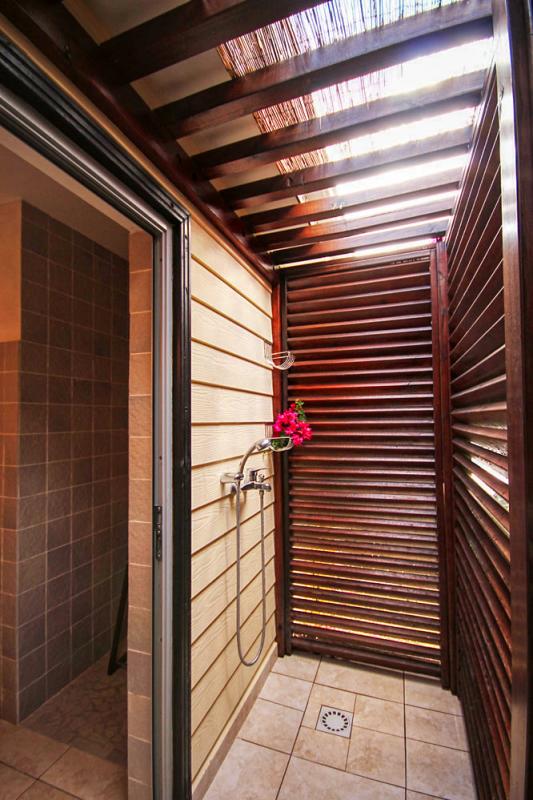 Rental villa with swimming pool and sea view - exterior shower of the master bedroom