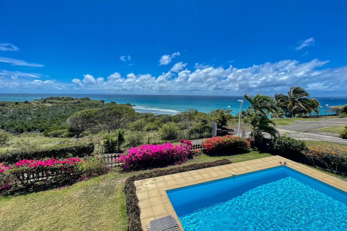 A louer villa 4 chambre 8 personnes piscine vue mer secteur Dampierre Le Gosier Guadeloupe - vue terrasse haut.