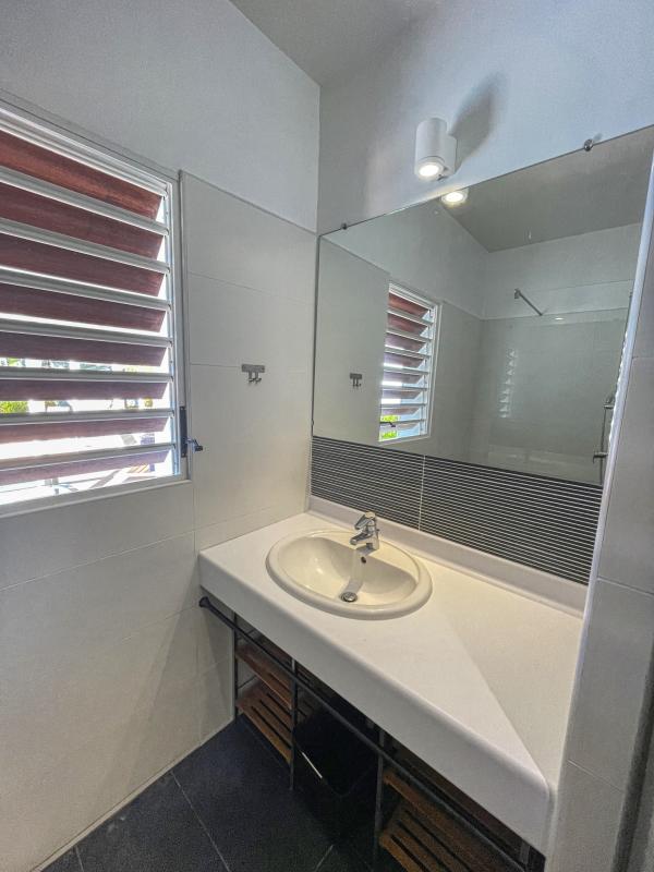 Location Villa 8 personnes Le Gosier Guadeloupe-salle de douche commune