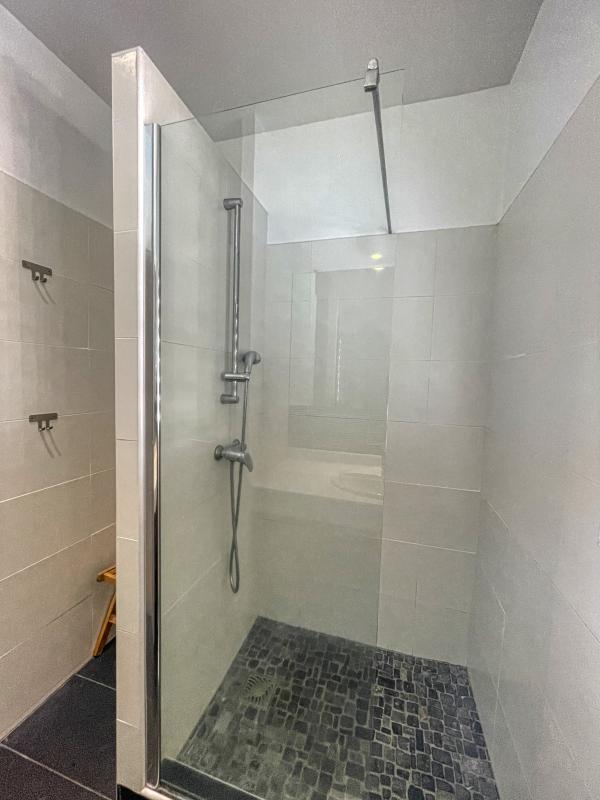 Location Villa 8 personnes Le Gosier Guadeloupe-salle de douche commune