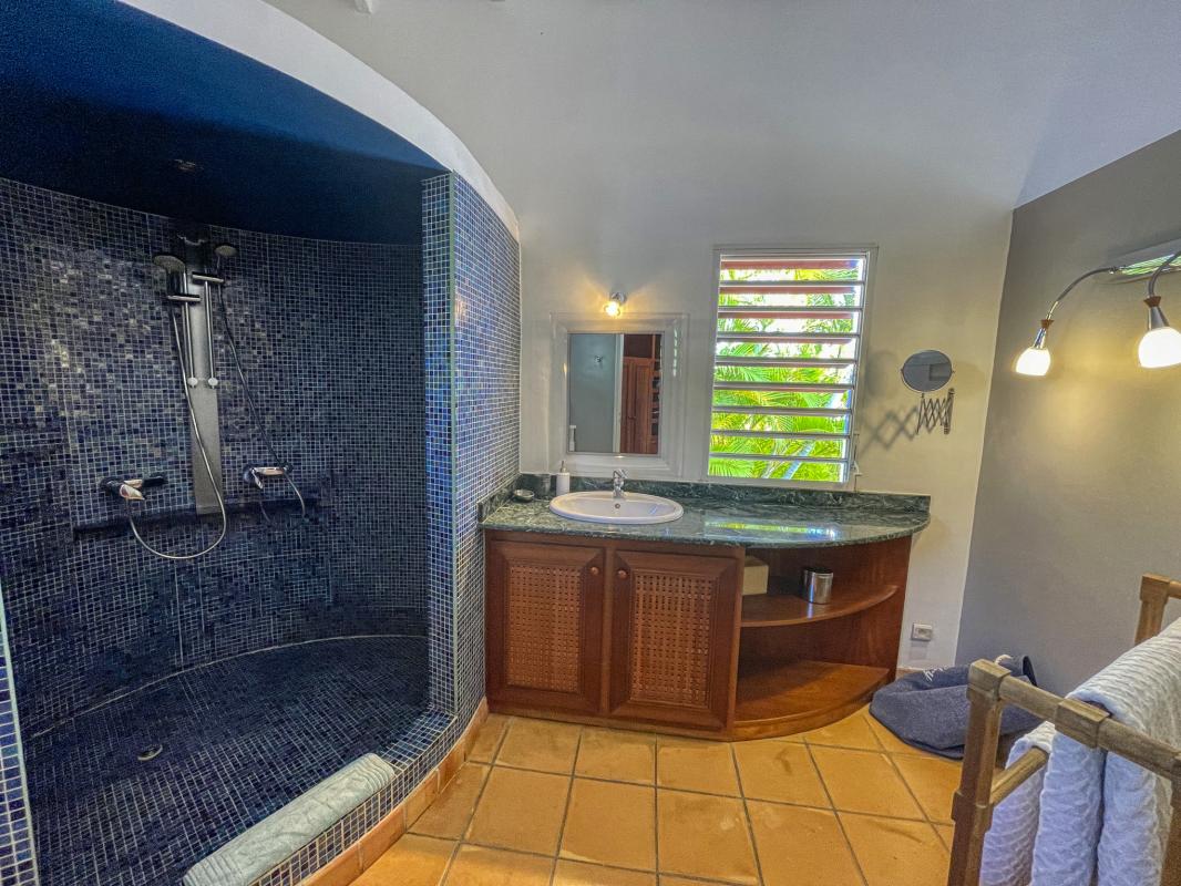 Location Villa 8 personnes Le Gosier Guadeloupe-salle de douche parentale