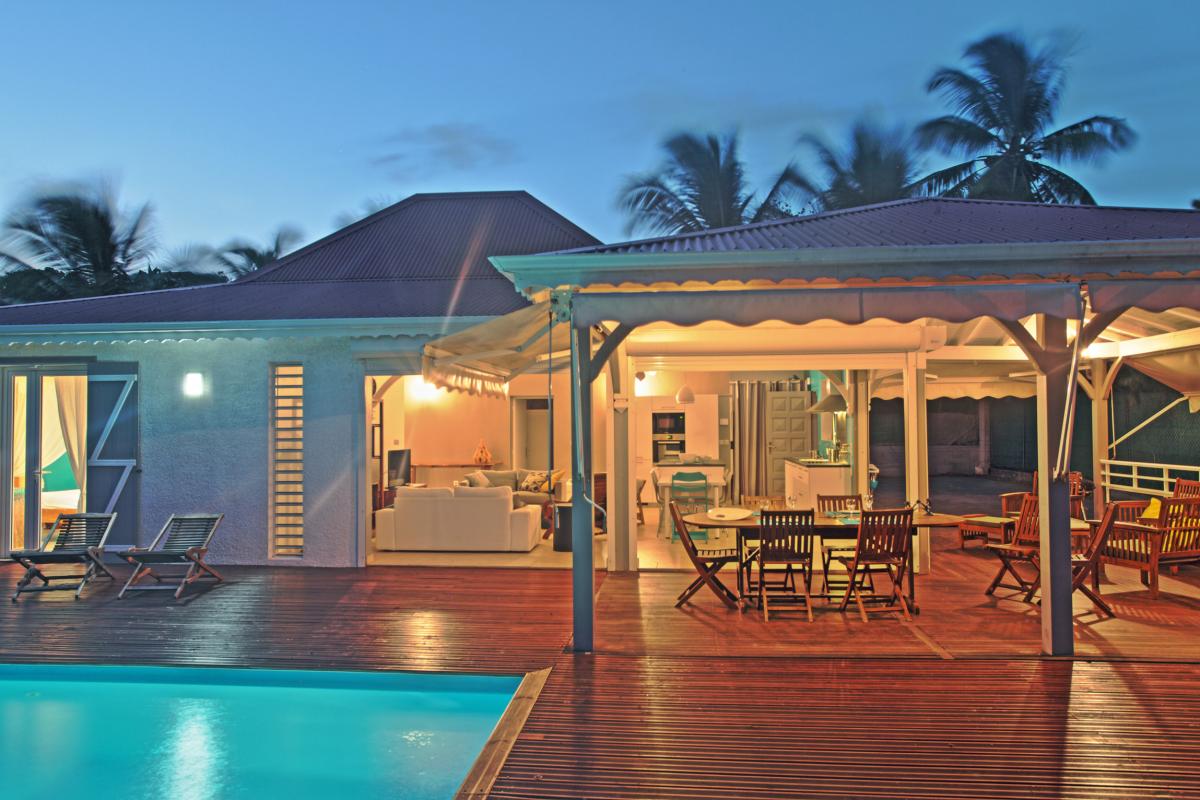 Location villa 7 personnes avec piscine au Gosier Guadeloupe_de nuit