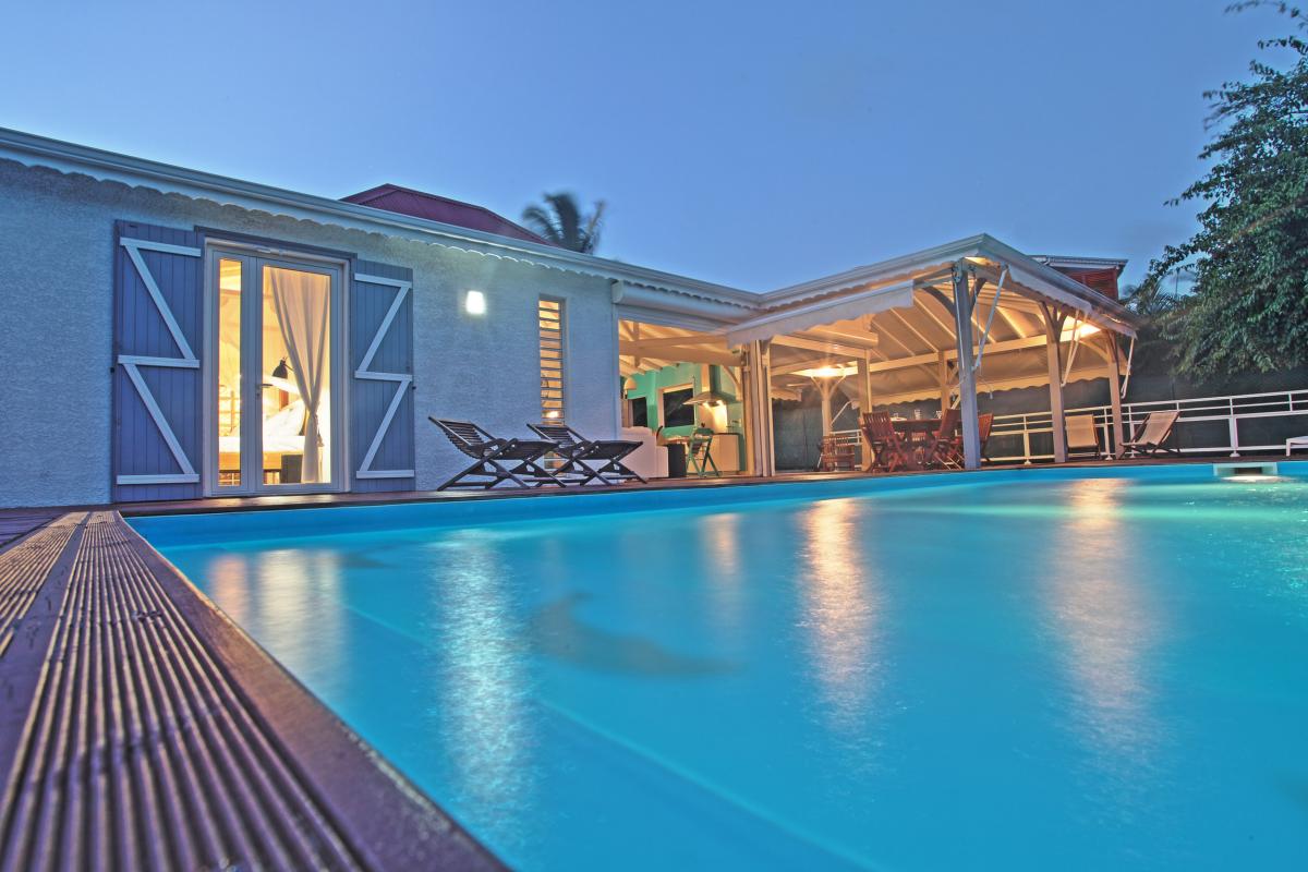 Location villa 7 personnes avec piscine au Gosier Guadeloupe_de nuit