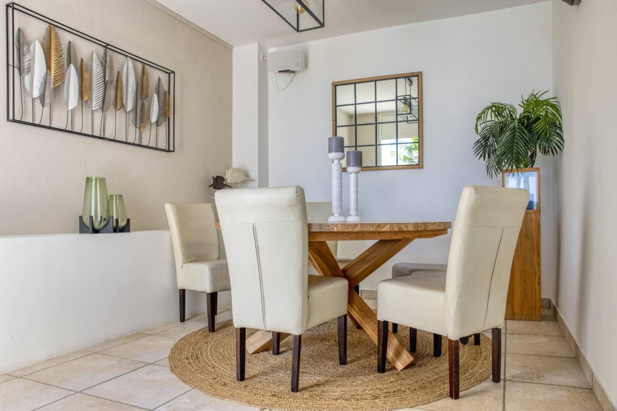 A louer villa 4 chambres au Gosier avec piscine et vue mer - salle à manger