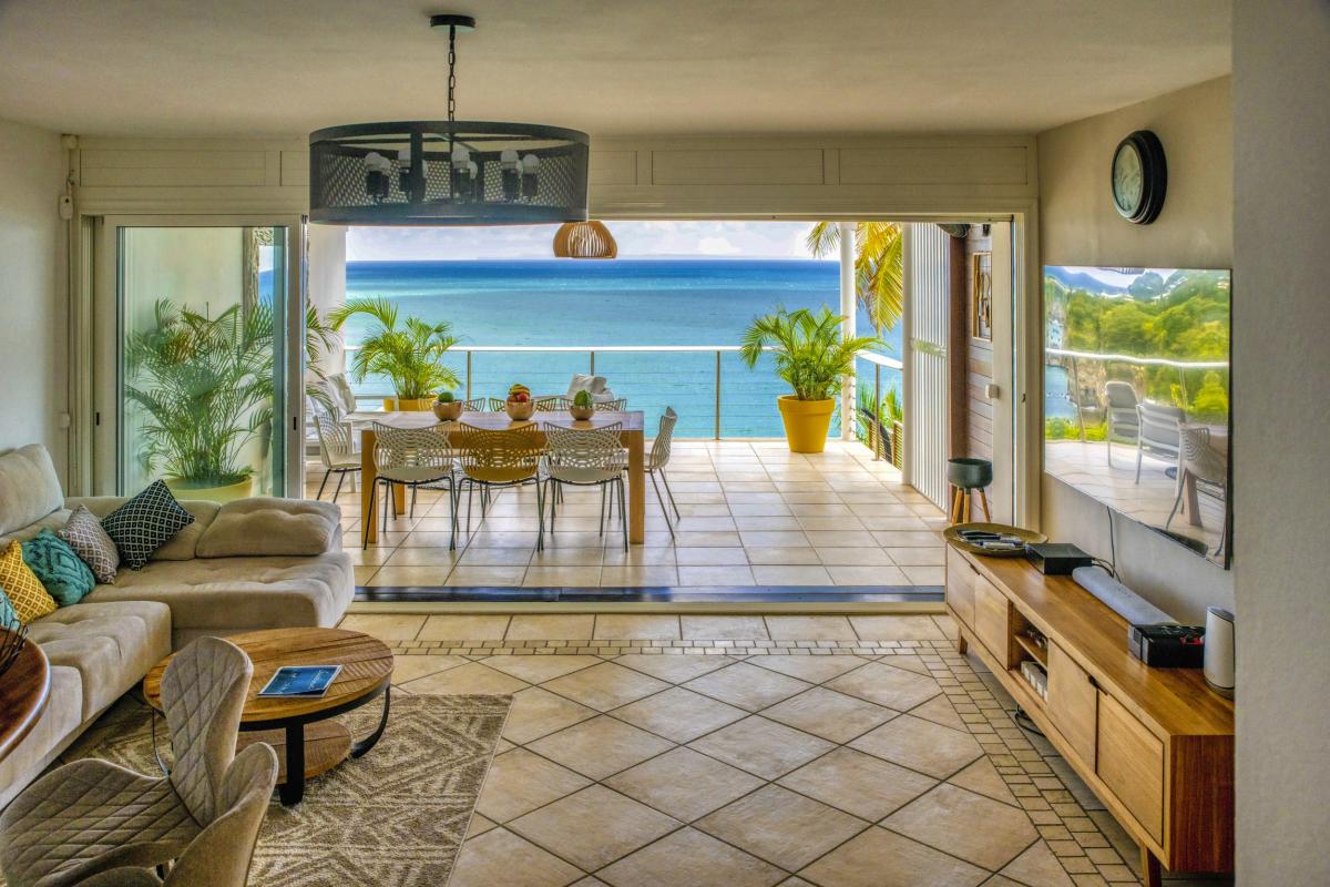 A louer villa 4 chambres au Gosier avec piscine et vue mer - terrasse table salon