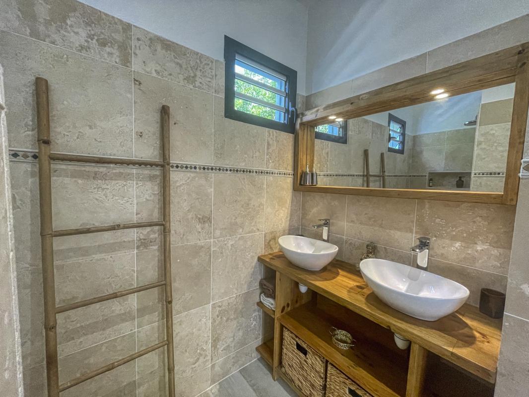 Location Villa avec piscine Gosier Guadeloupe-salle de douche