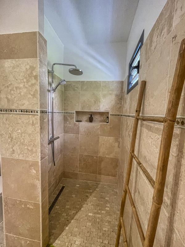 Location Villa avec piscine Gosier Guadeloupe-salle de douche