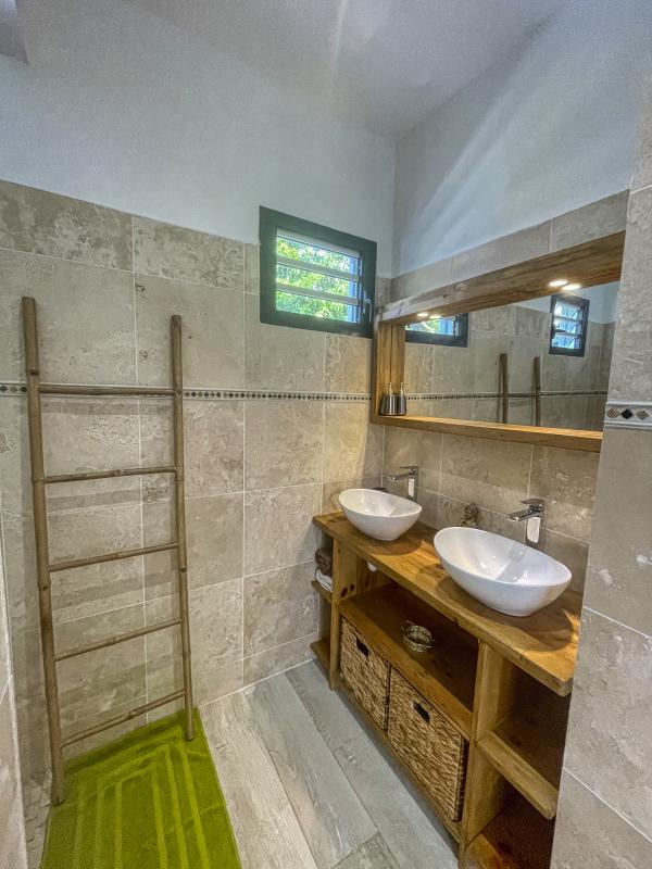 Location Villa avec piscine Gosier Guadeloupe-salle de douche