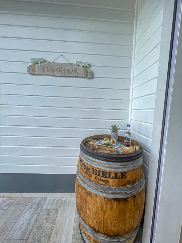 Location Villa avec piscine Gosier Guadeloupe-terrasse-rhum