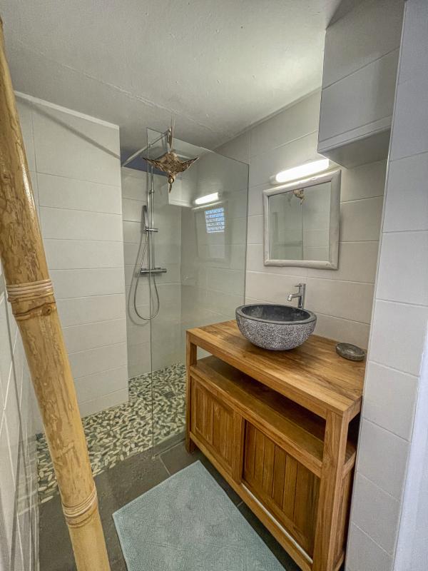 Location villa 8 personnes Gosier Guadeloupe-palier-salle de douche