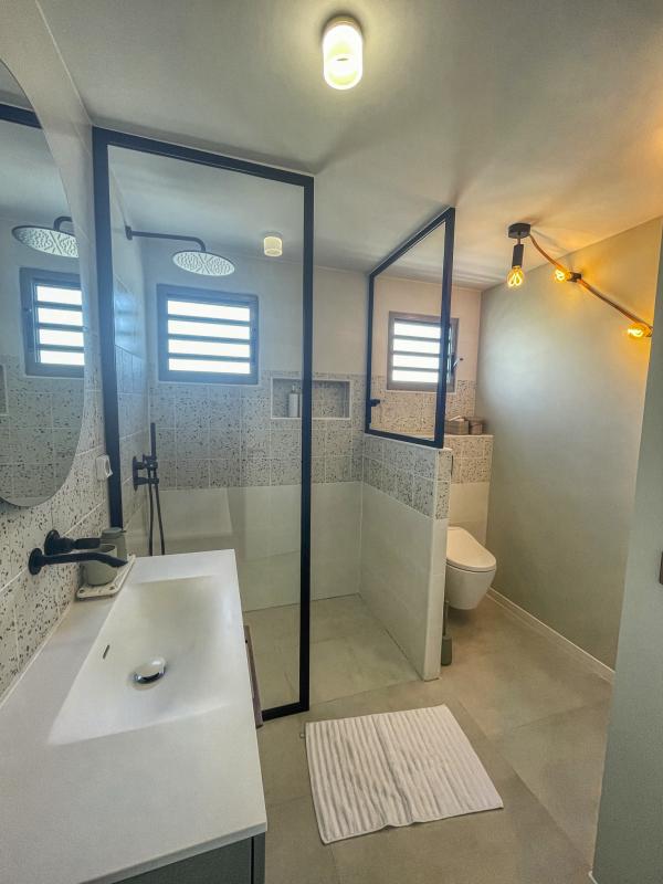 Location Villa Le Gosier Guadeloupe Salle de douche commune