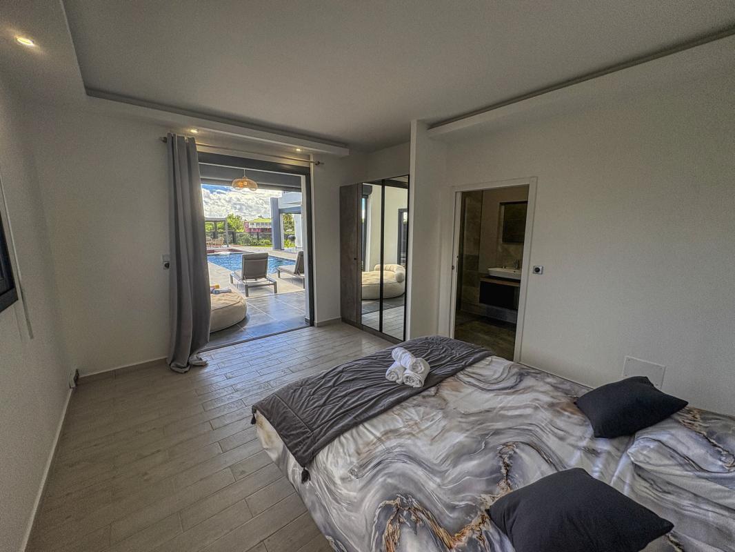 Location villa piscine Gosier Guadeloupe_Chambre 1