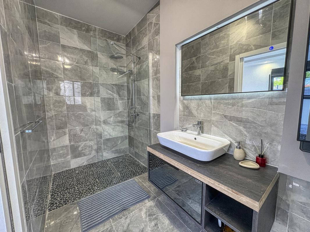 Location villa piscine Gosier Guadeloupe_Chambre 1