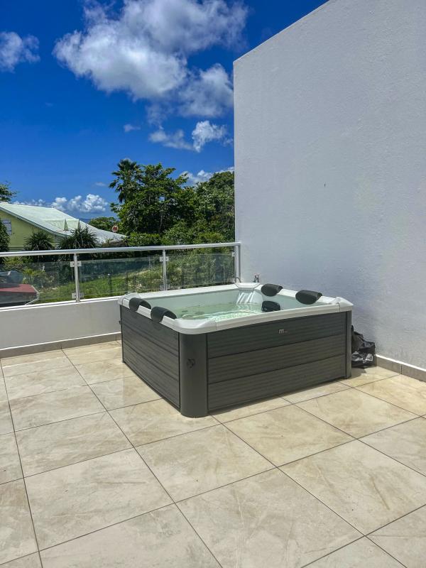 Location villa piscine Gosier Guadeloupe_jacuzzi