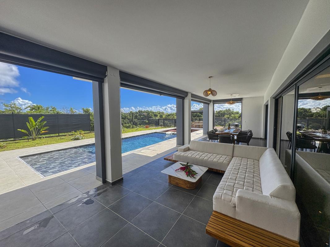Location villa piscine Gosier Guadeloupe_Terrasse