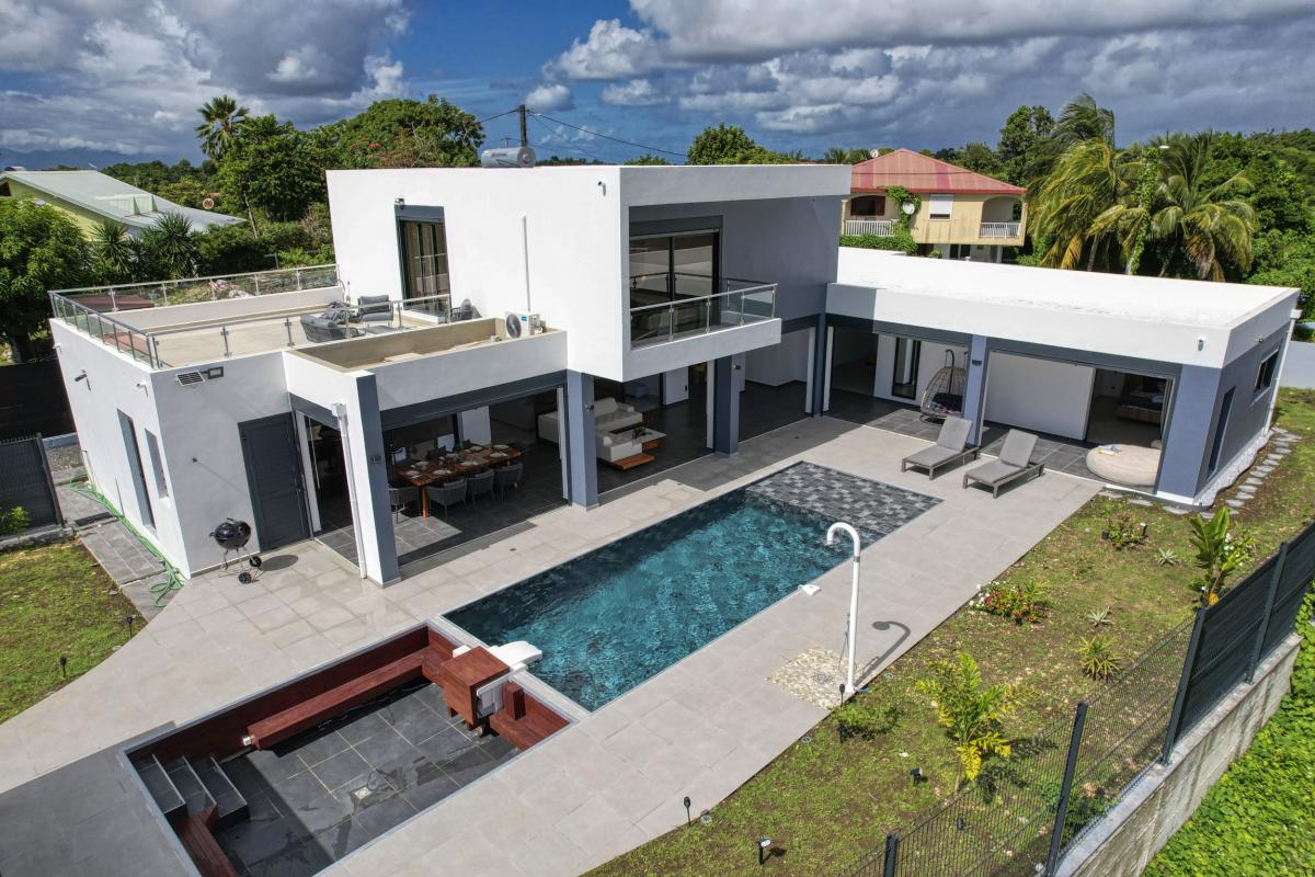 Location villa piscine Gosier Guadeloupe_vue ensemble
